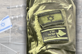 Ο χάρτης του «Μεγάλου Ισραήλ», σε μορφή patch, διακοσμεί τη στολή ενός επίλεκτου Εβραίου στρατιώτη